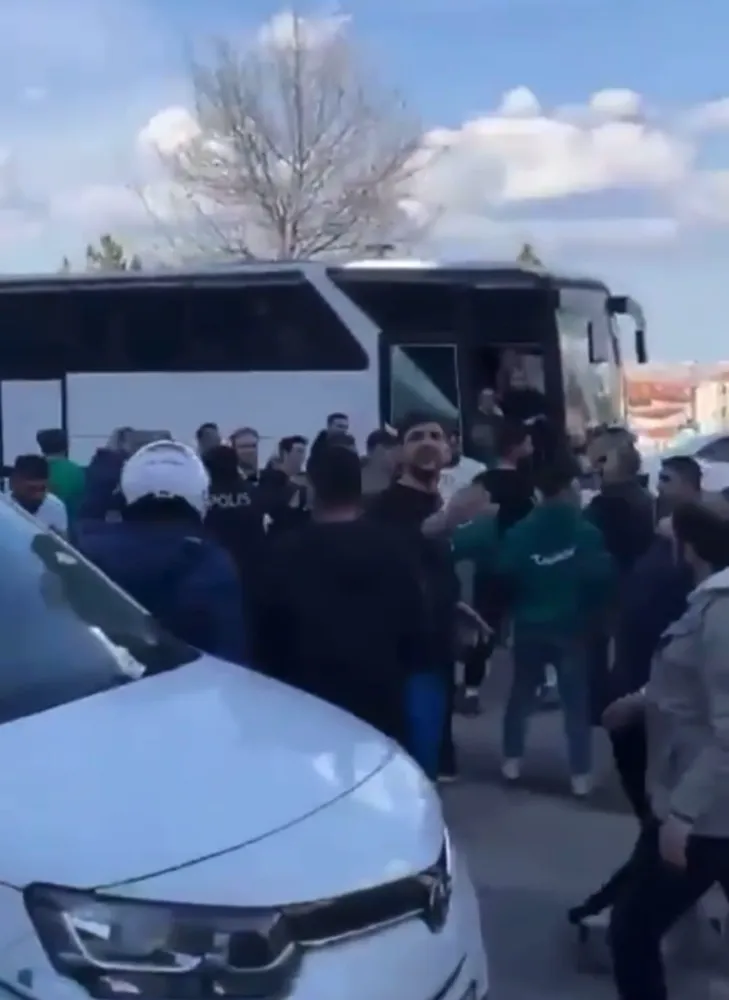 Bursasporlu taraftarlar mağlubiyet sonrası olay çıkardı